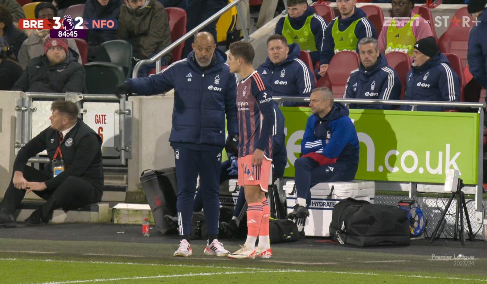 Brandon Aguilera recibiendo indicaciones de su DT antes de debutar en la Premier.