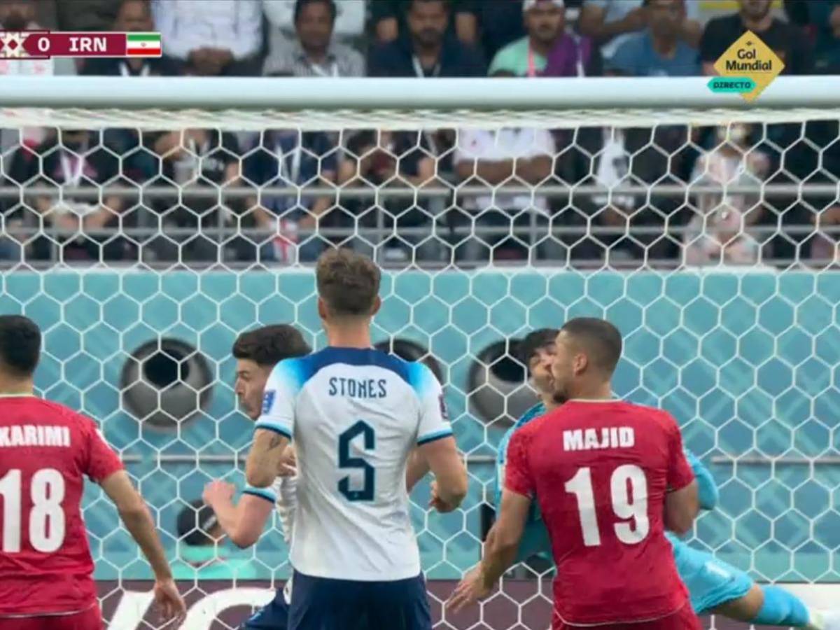 FOTOS: Portero de Irán se fue en camilla luego de recibir terrible golpe de su propio compañero en el Mundial de Qatar 2022