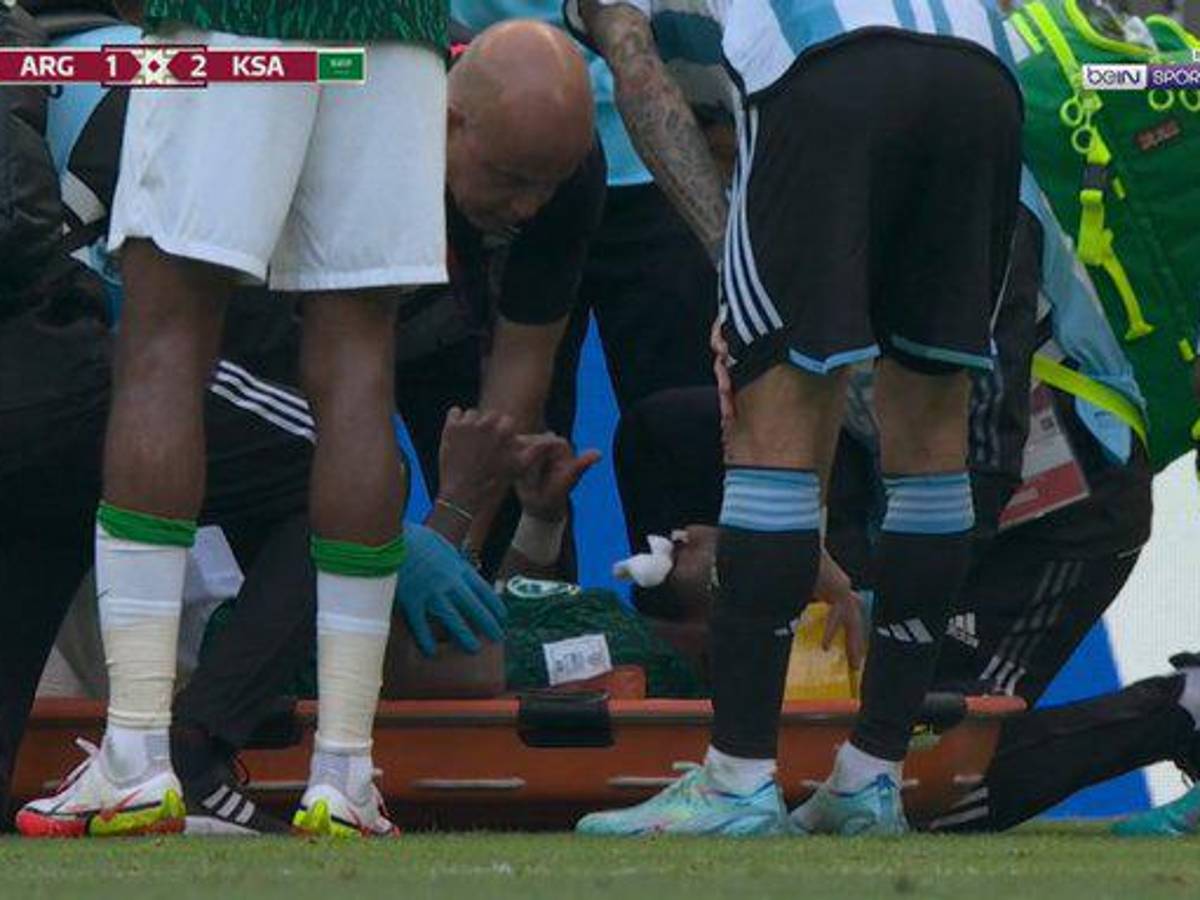 ¡Impactante momento! Confirman alcance de la lesión de Al Shahrani, jugador de Arabia Saudí tras vencer a Argentina