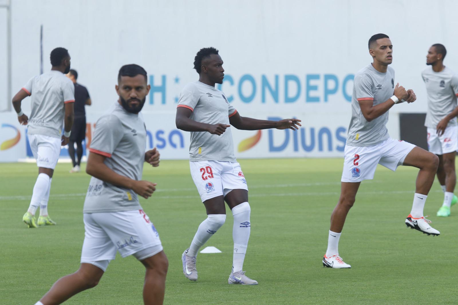 Entrenamiento de los blancos antes de comenzar el partido.