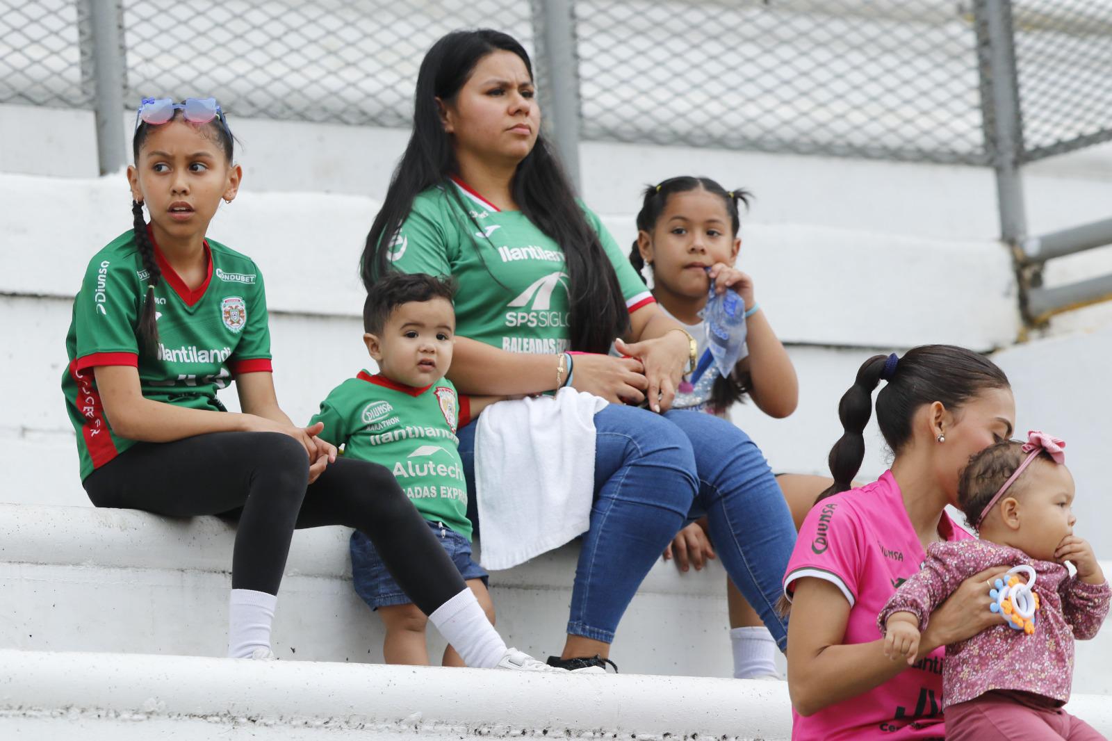 Acompañadas de sus hijos las madres asisten al estadio Olímpico.