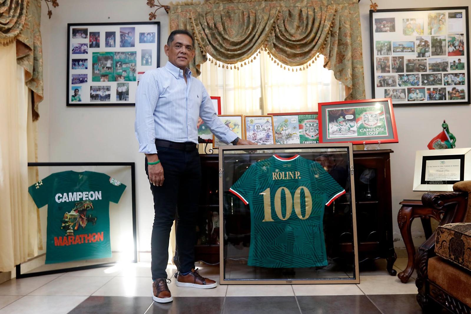 Posando con mucho orgullo con la camiseta conmemorativa a los 100 años del Marathón que le otorgó el club. FOTOS: Neptalí Romero / DIEZ.HN.