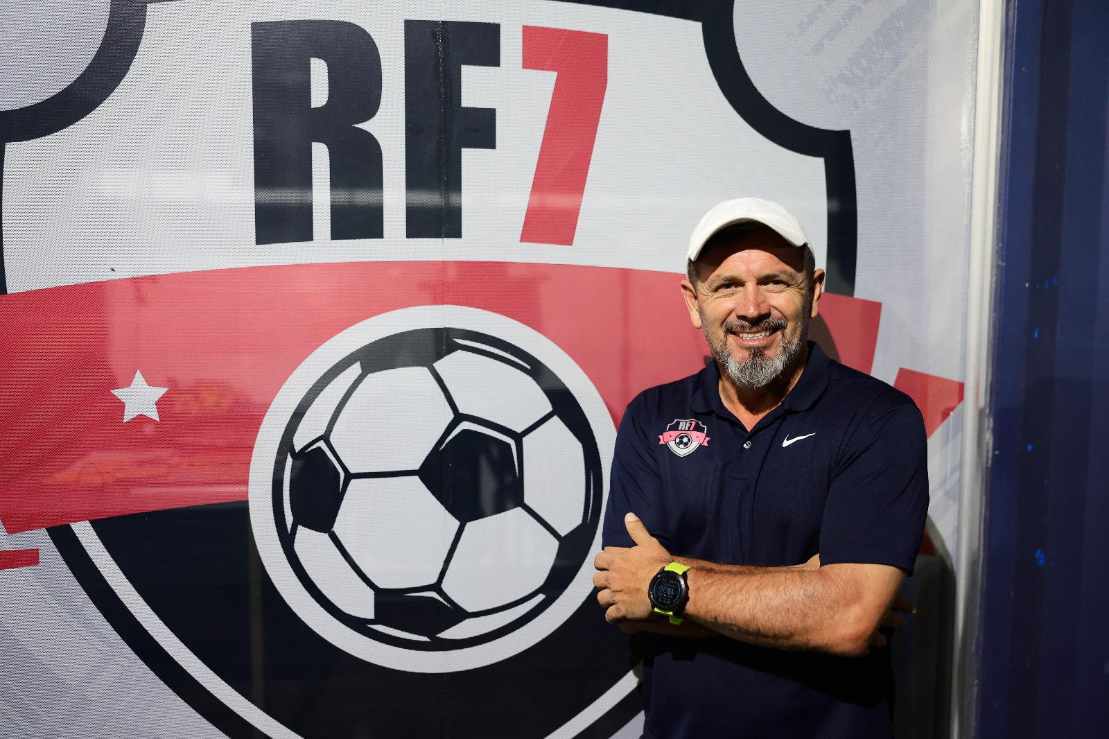 Rolando Fonseca atendió a DIEZ en su academia de fútbol. FOTO: Yoseph Amaya / DIEZ.HN.