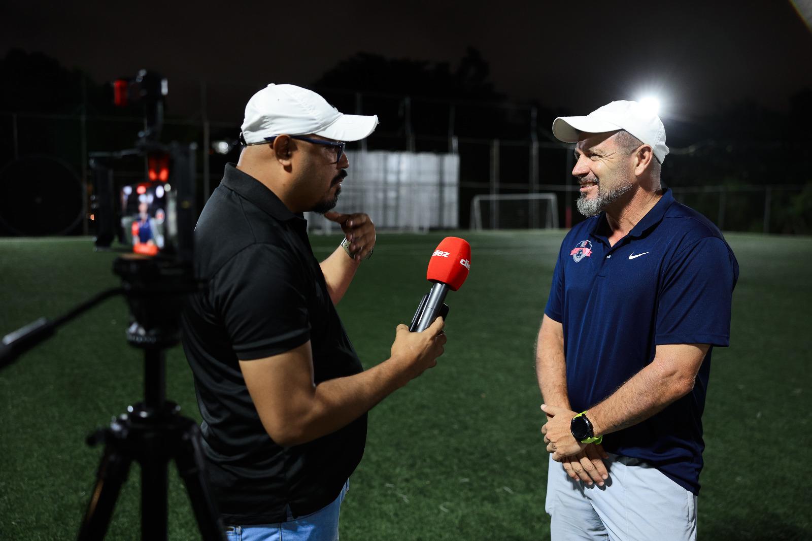 Kelvin Coello, periodista de DIEZ, en plena charla con Fonseca. FOTO: Yoseph Amaya / DIEZ.HN.