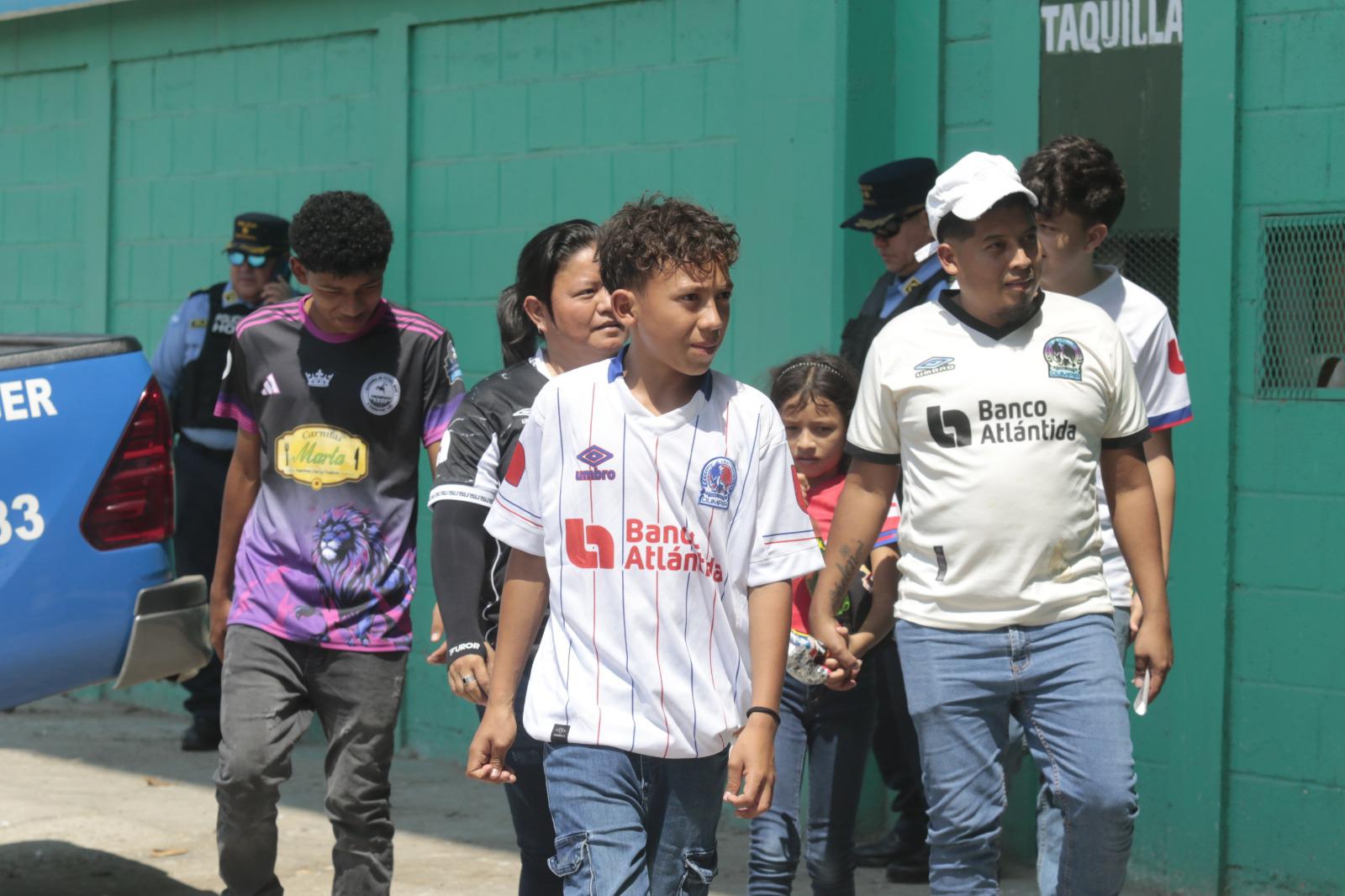 Un clásico en paz; asi va llegando de a poco la afición del Olimpia al estadio.