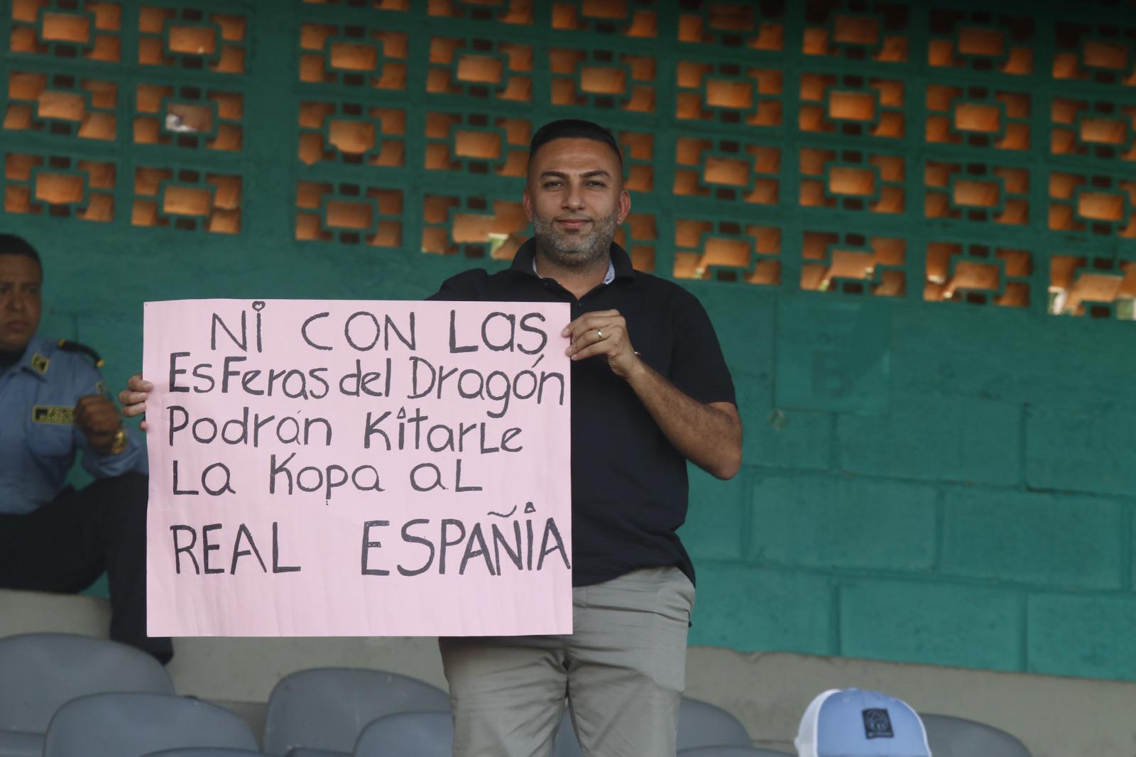 Un aficionado aurinegro presente en el estadio Morazán.
