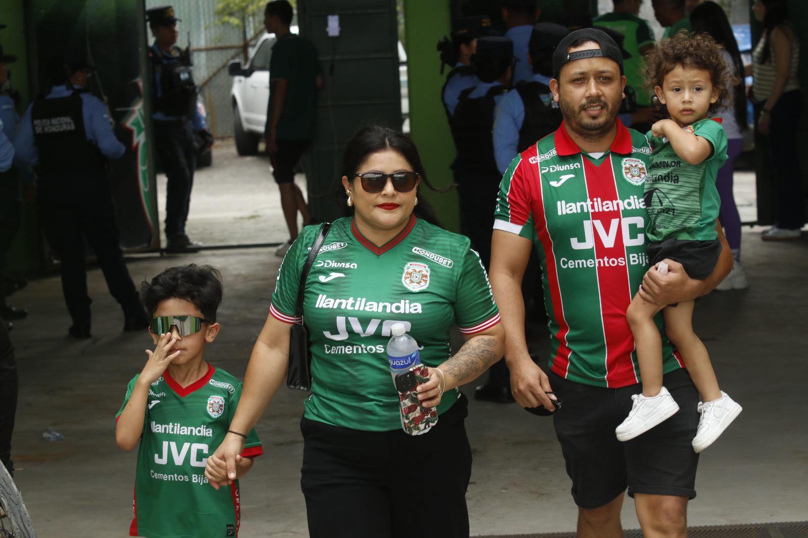 La familia ingresando para ver al Monstruo Verde.