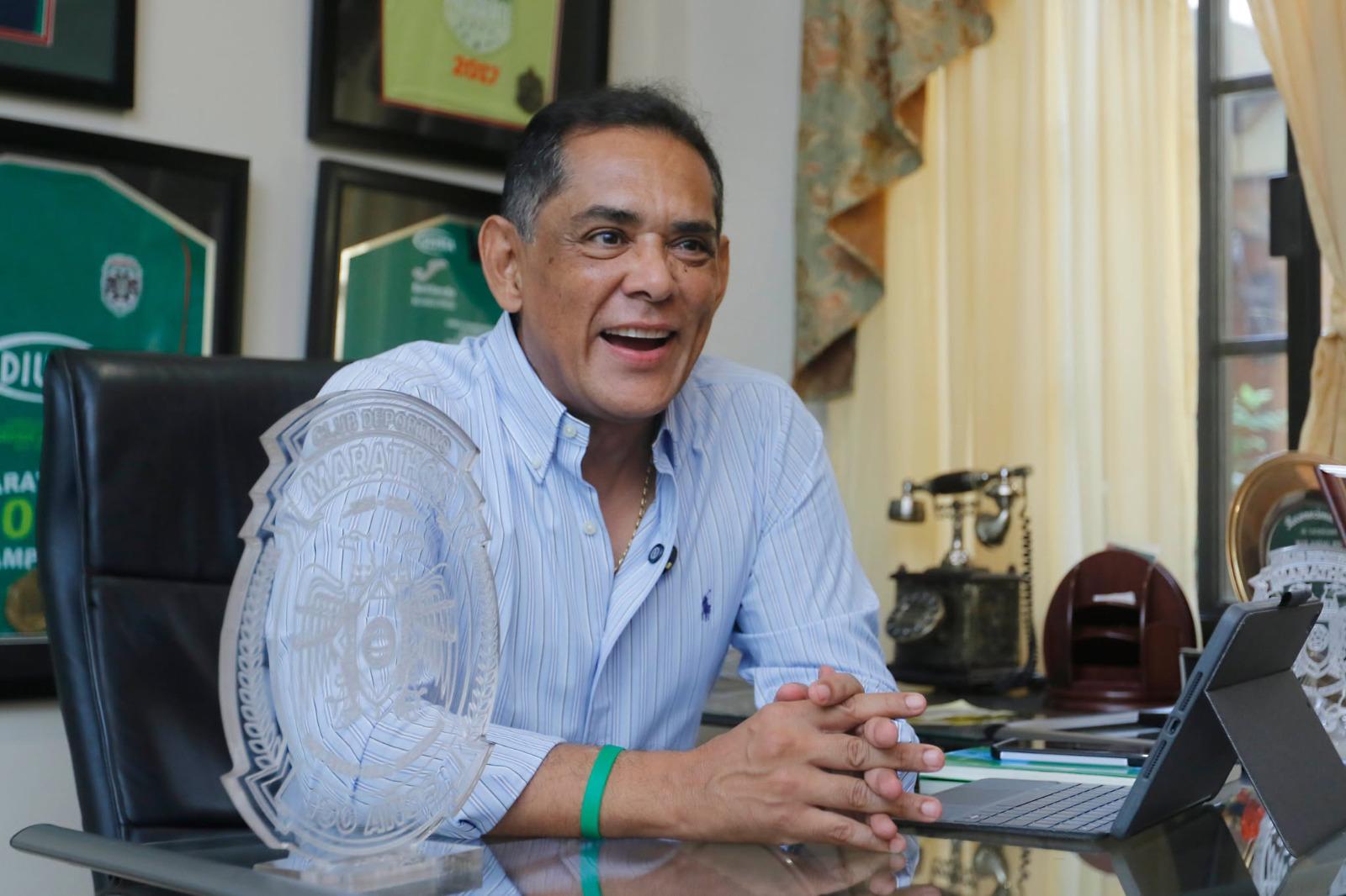 Rolin Peña contando entre risas las veces que peleó por su trabajo en el Marathón. FOTOS: Neptalí Romero / DIEZ.HN.