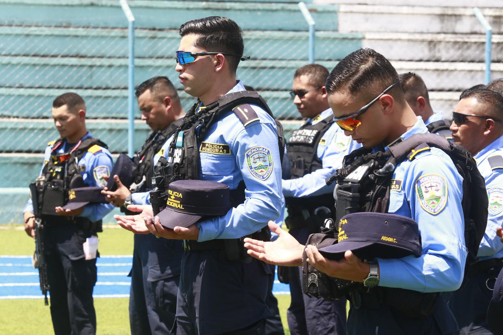 Los agentes de la Policía Nacional orando previo al encuentro que se jugará en La Paz.