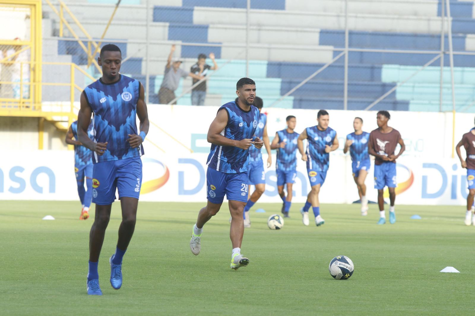 Victoria realizando el respectivo calentamiento.