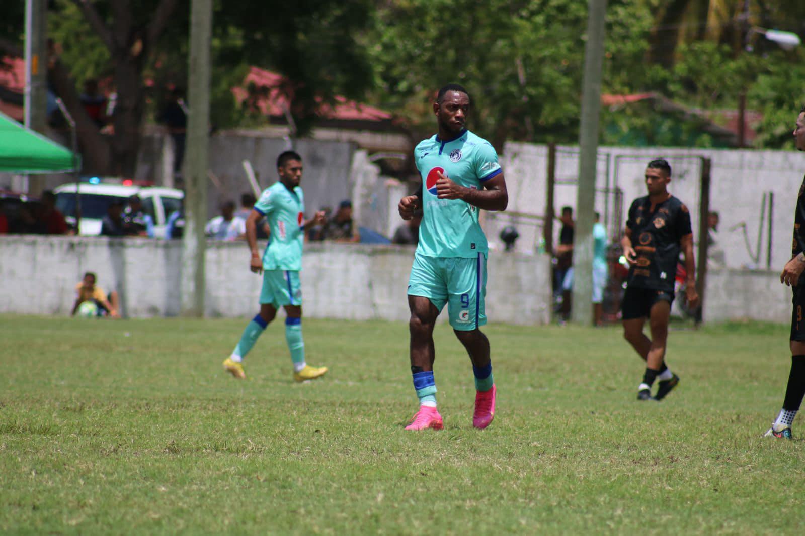 El delantero Jairo Róchez, nuevo fichaje del Motagua, disputó el encuentro ante Oro Verde en Potrerillos. El exUPN porta el dorsal ‘9’.
