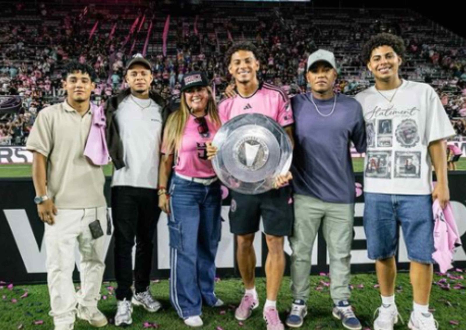 David Ruiz junto a su adorada madre y el resto de sus hermanos en los festejos del Inter Miami tras conquistar la Supporters’ Shield.