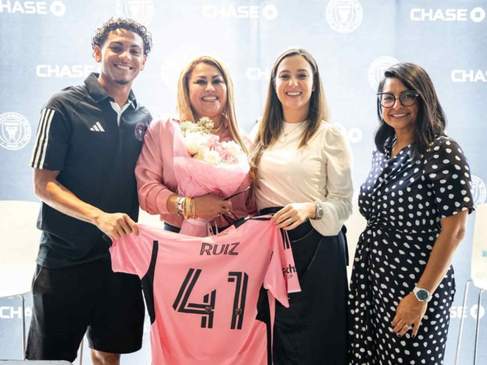 David Ruiz posando con su madre y sosteniendo la camiseta del Inter Miami.