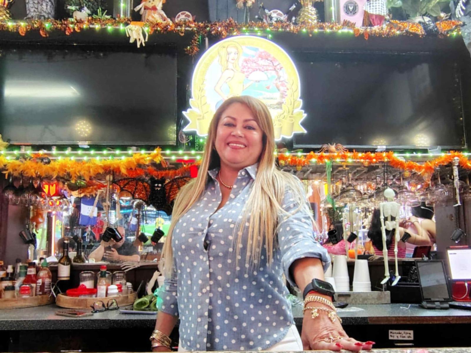 Doña Alba es la madre del futbolista hondureño David Ruiz. La señora tiene su restaurante en Miami.