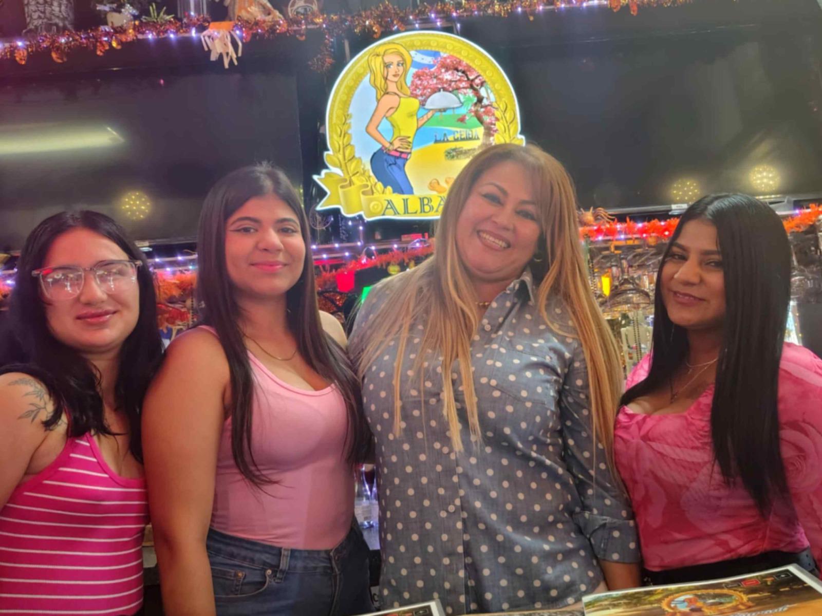 De izquierda a derecha: Danet de la Torre, Giovanna Cannata, Doña Alba Ochoa y Ana Hernández, chicas que atienden en el negocio de la madre de David Ruiz en Miami.