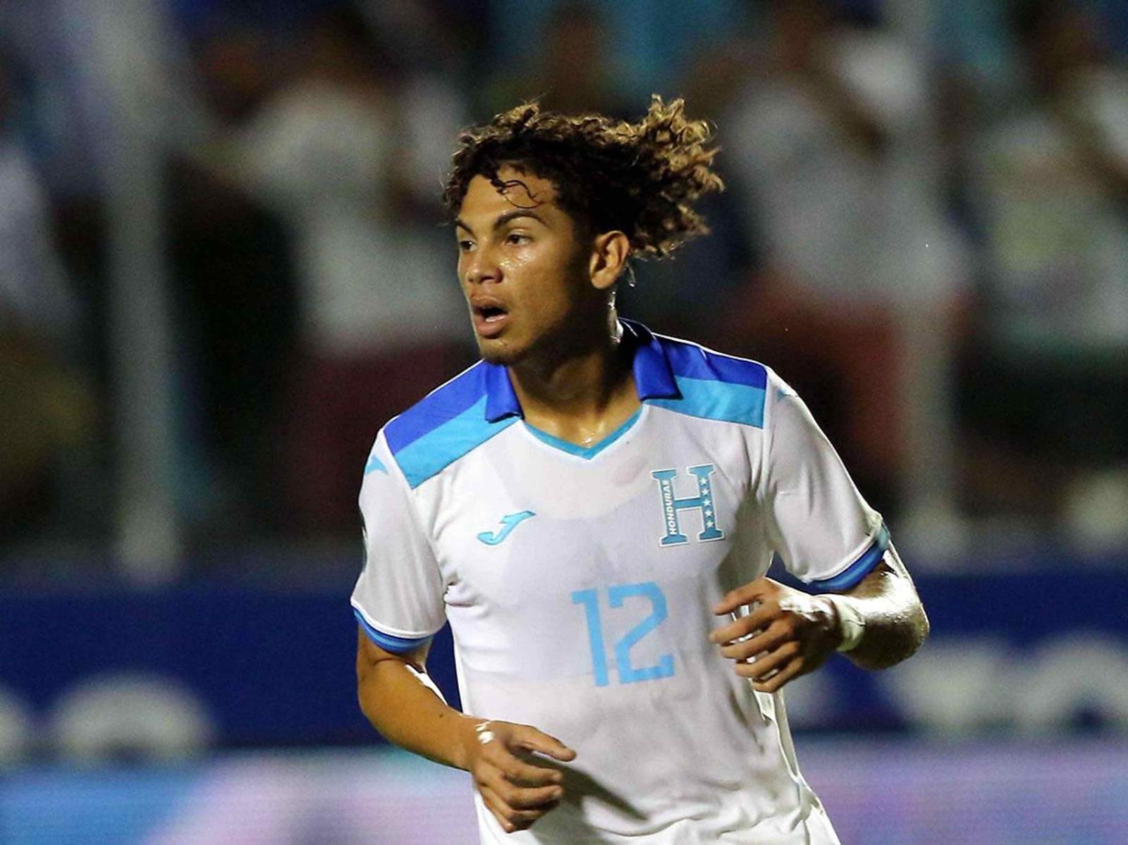 David Ruiz jugando para la Selección de Honduras en el Estadio Nacional.