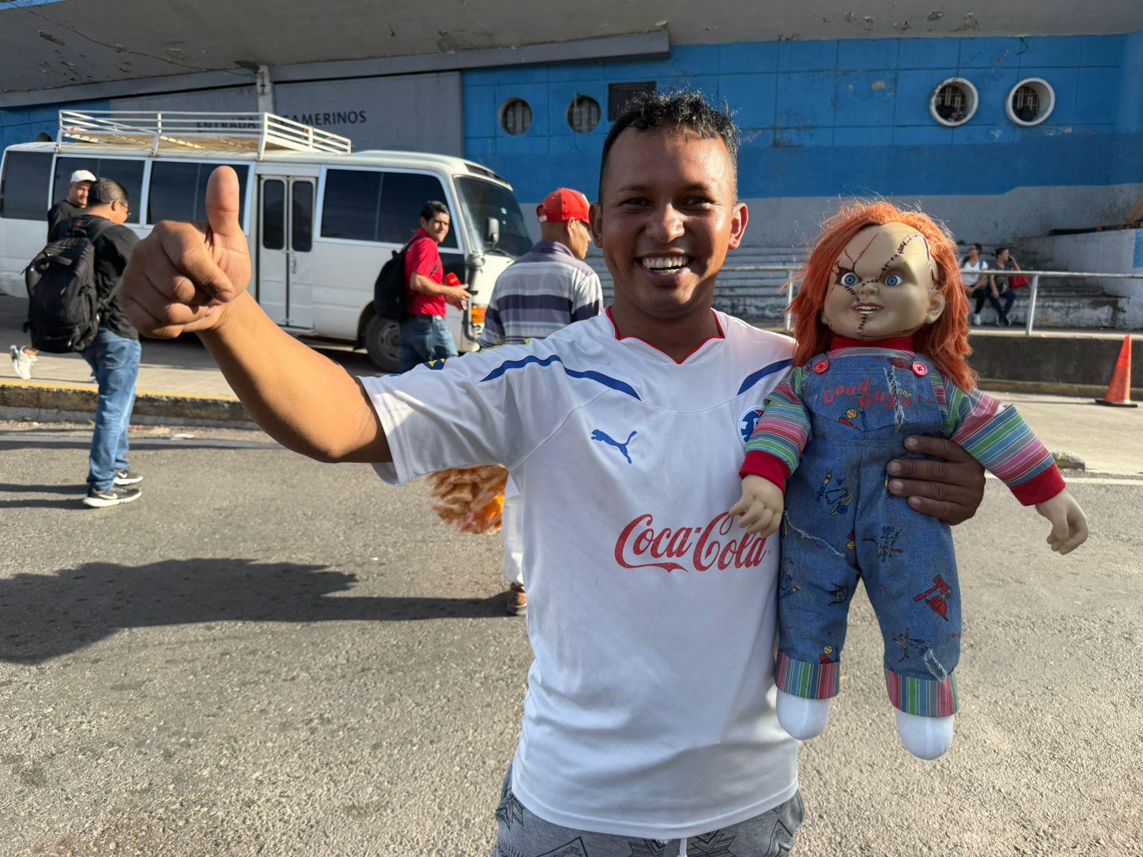 El aficionado llegó con el muñeco Chucky para apoyar al León.