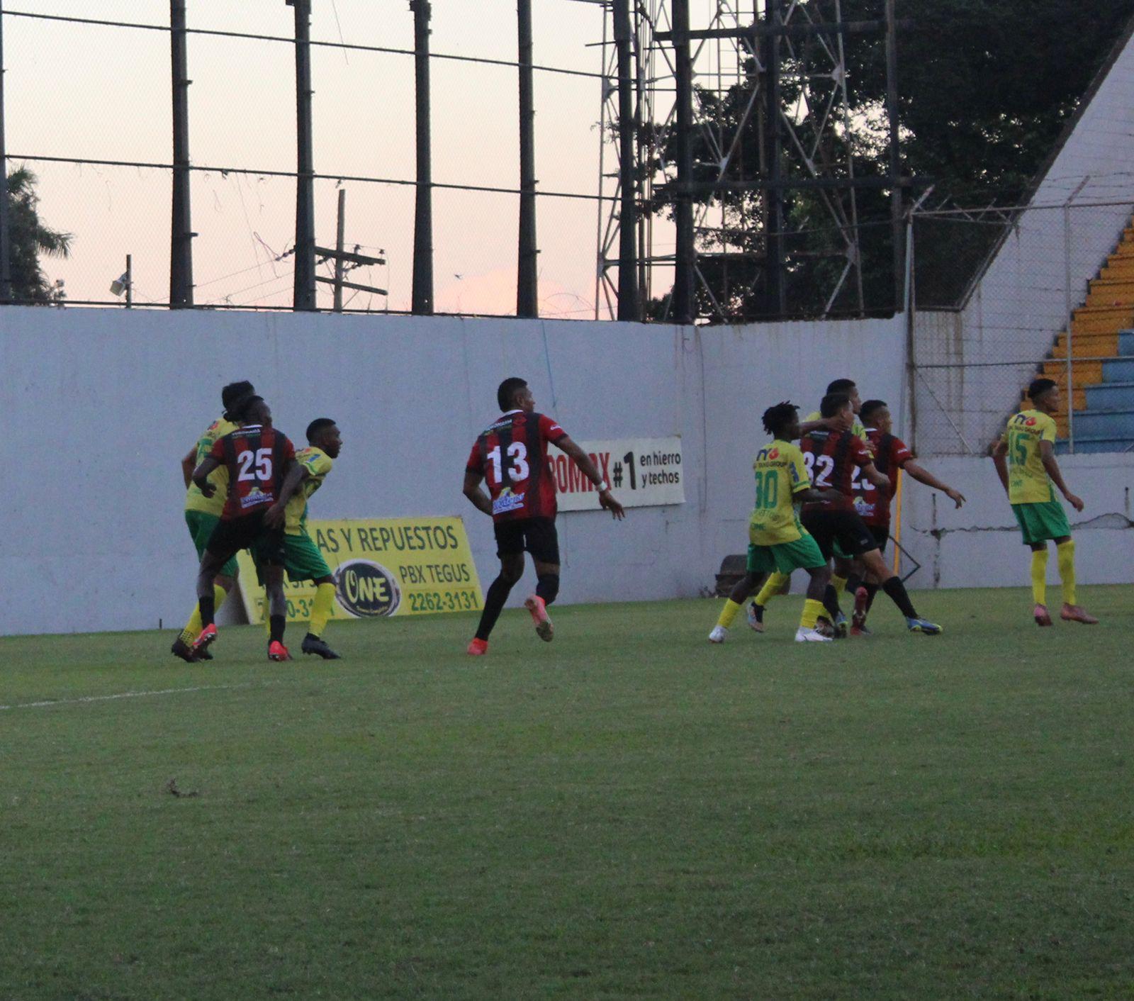 Carlo Costly ingresó al minuto 65 en el estadio Morazán. Es su segundo juego en el Ascenso. FOTO: Mónica Lone