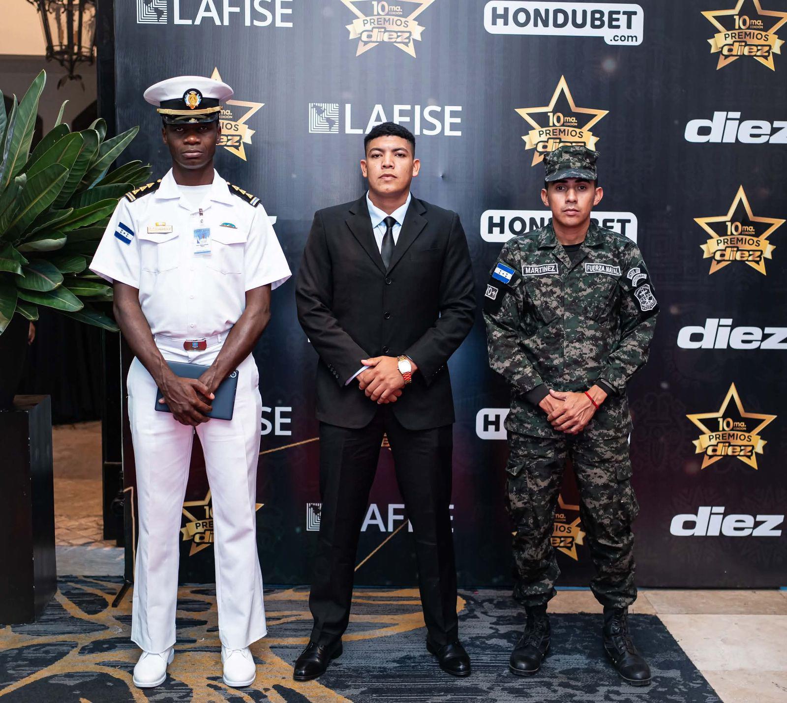 Con mucho honor se presentó a la gala de Premios DIEZ y se llevó su galardón.