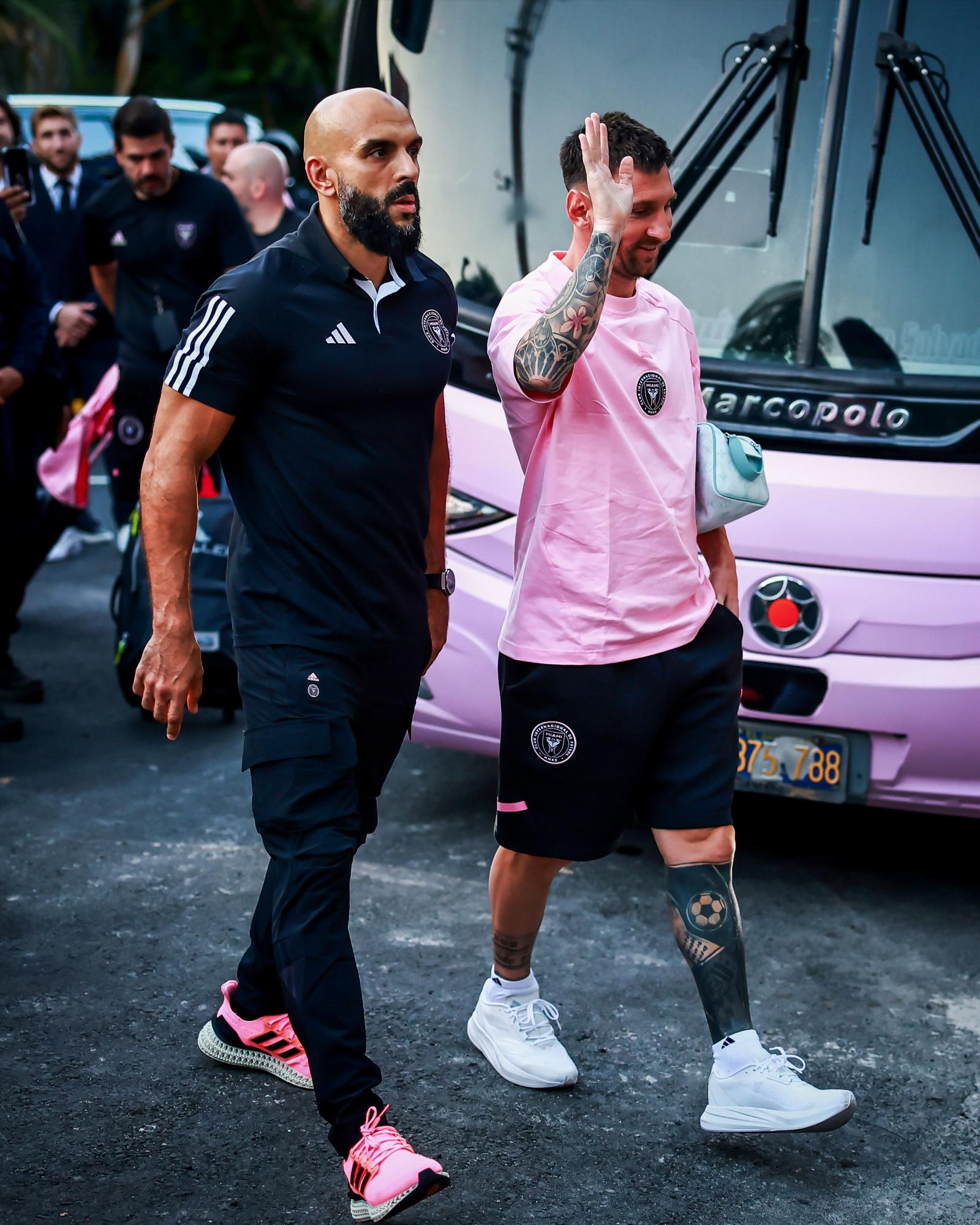 Messi acompañado por su guardaespaldas cuando ingresaba al Cuscatlán.