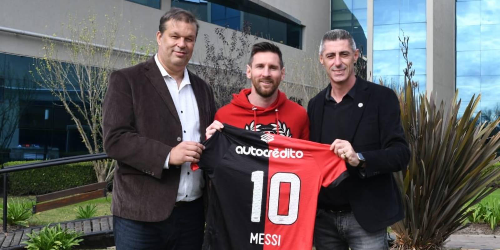 Messi podría volver a Argentina para jugar con Newell's., según dijo Sergio Aguero.