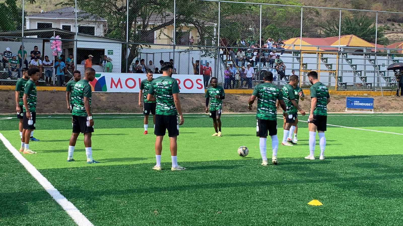 Juticalpa FC en plena práctica calentando motores antes del inicio.