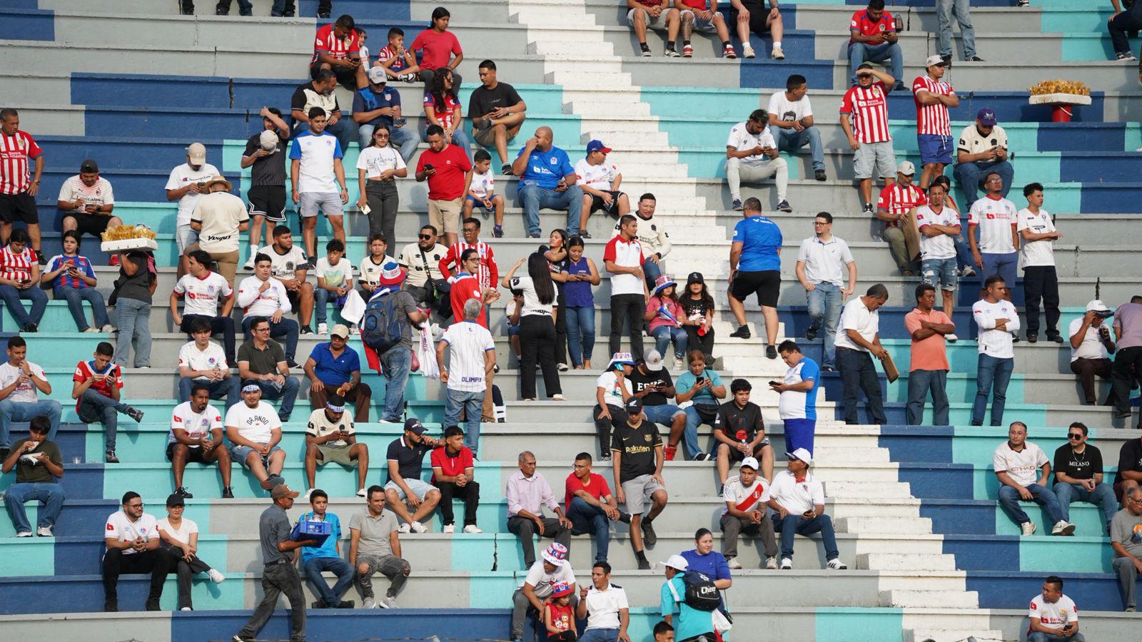 Los aficionados comienzan a instalarse en las graderías.