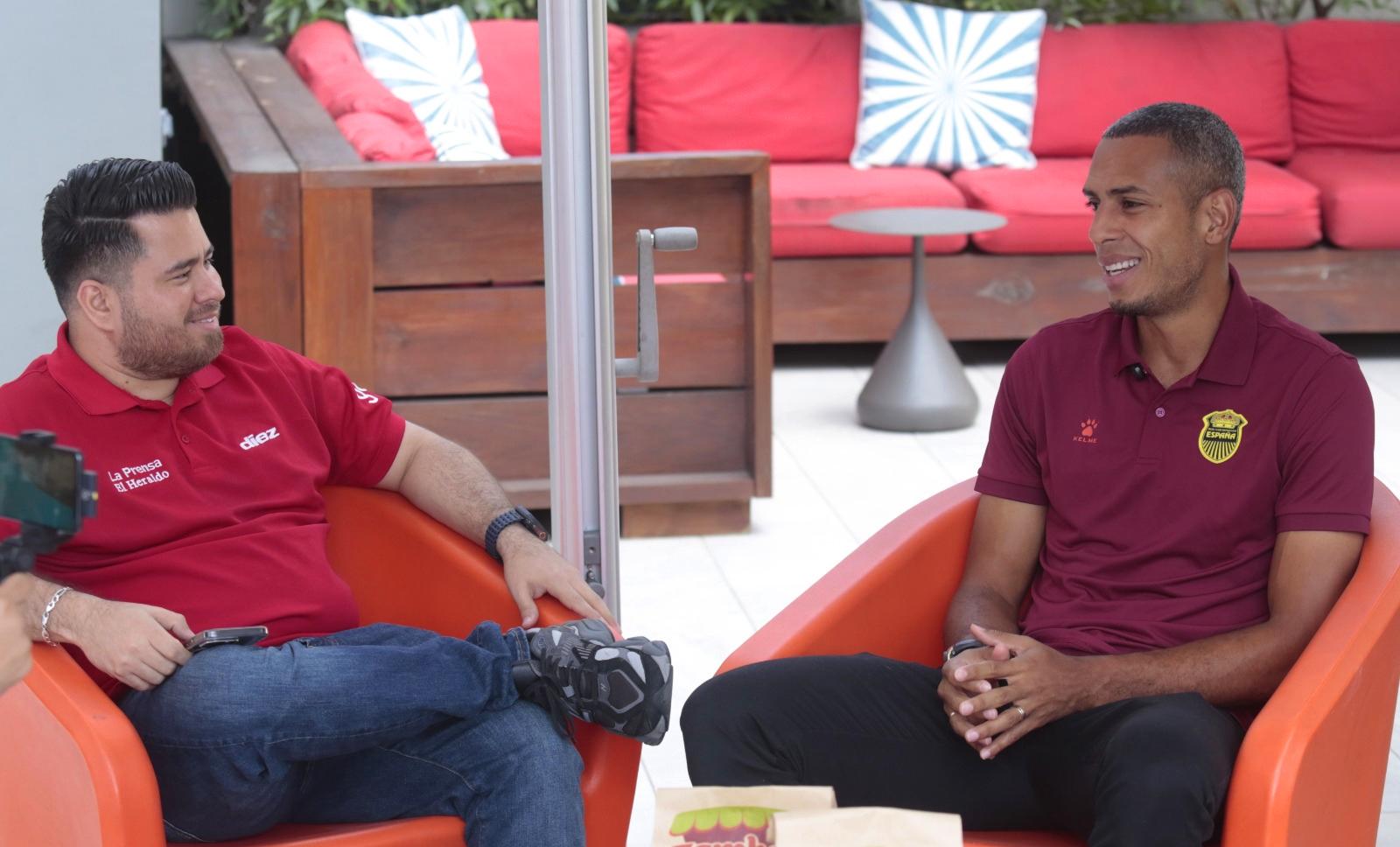 Gustavo Roca, periodista de DIEZ, en plena charla con Eddie Hernández.