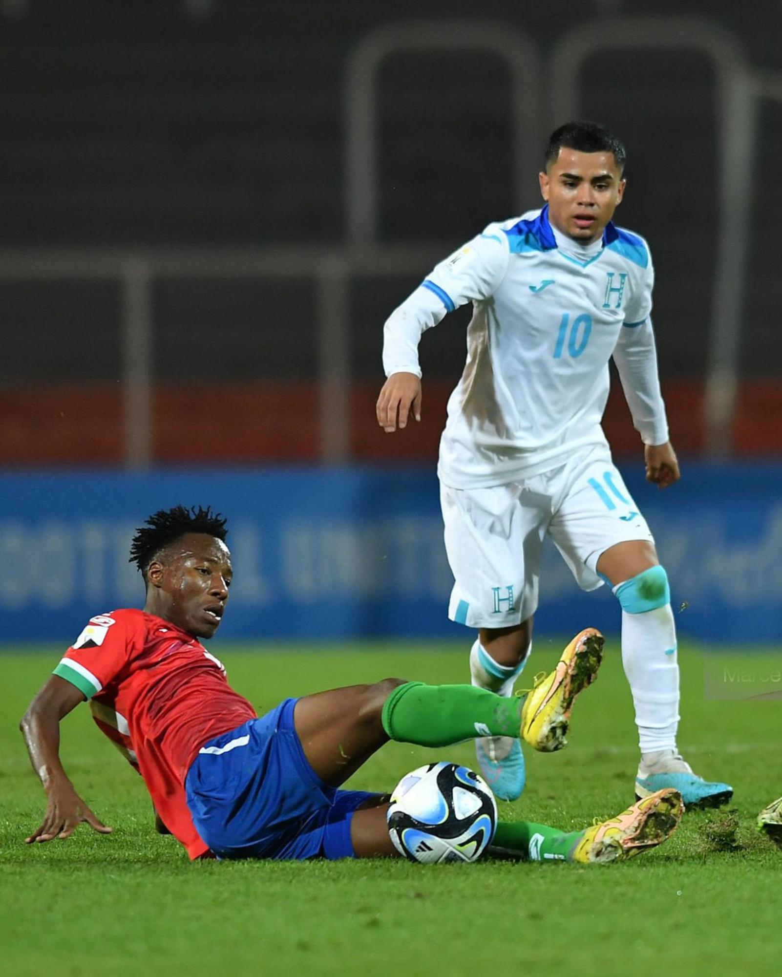 Kajally Drammeh de Gambia le roba el balón al ‘10’ de Honduras, Isaac Castillo.