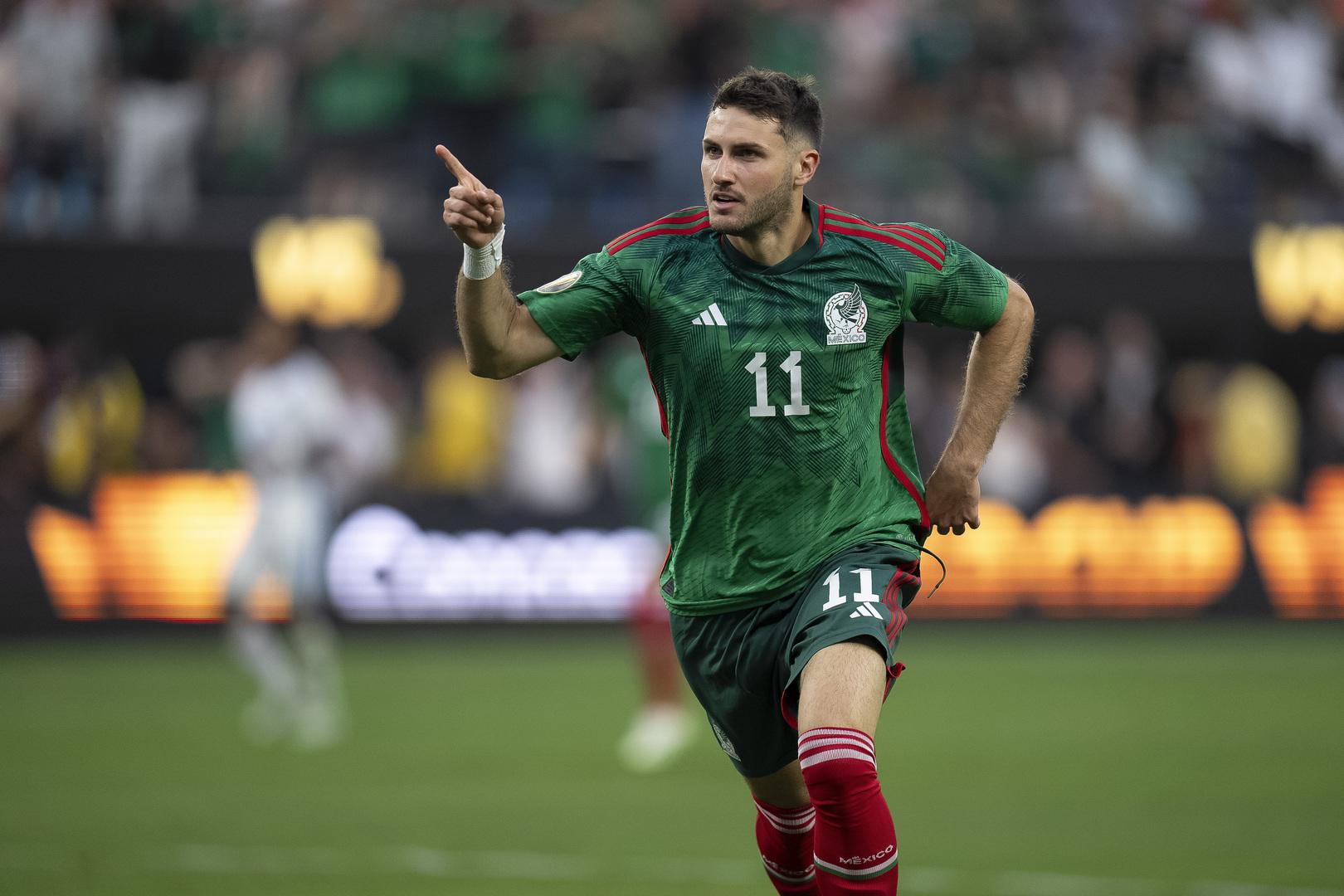 Carlos Pavón cree que México debe salir en punta con el goleador Santiago Giménez.