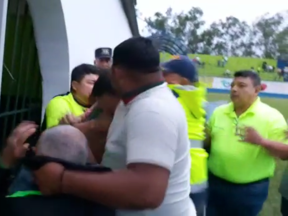 Presunto hijo del presidente de Potros agredió bruscamente al asistente del Marathón, Juan Pablo Rial.