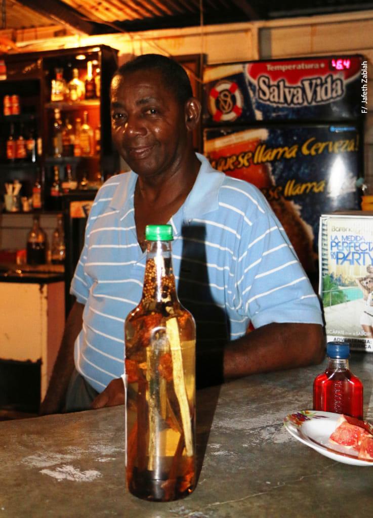 Gorcha Collins tuvo un popular Bar &amp; Resturante en su natal La Ceiba donde su guifiti era aclamado.