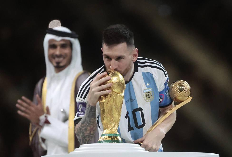 Messi besando la Copa del Mundo que conquistó con Argentina en Qatar-2022.