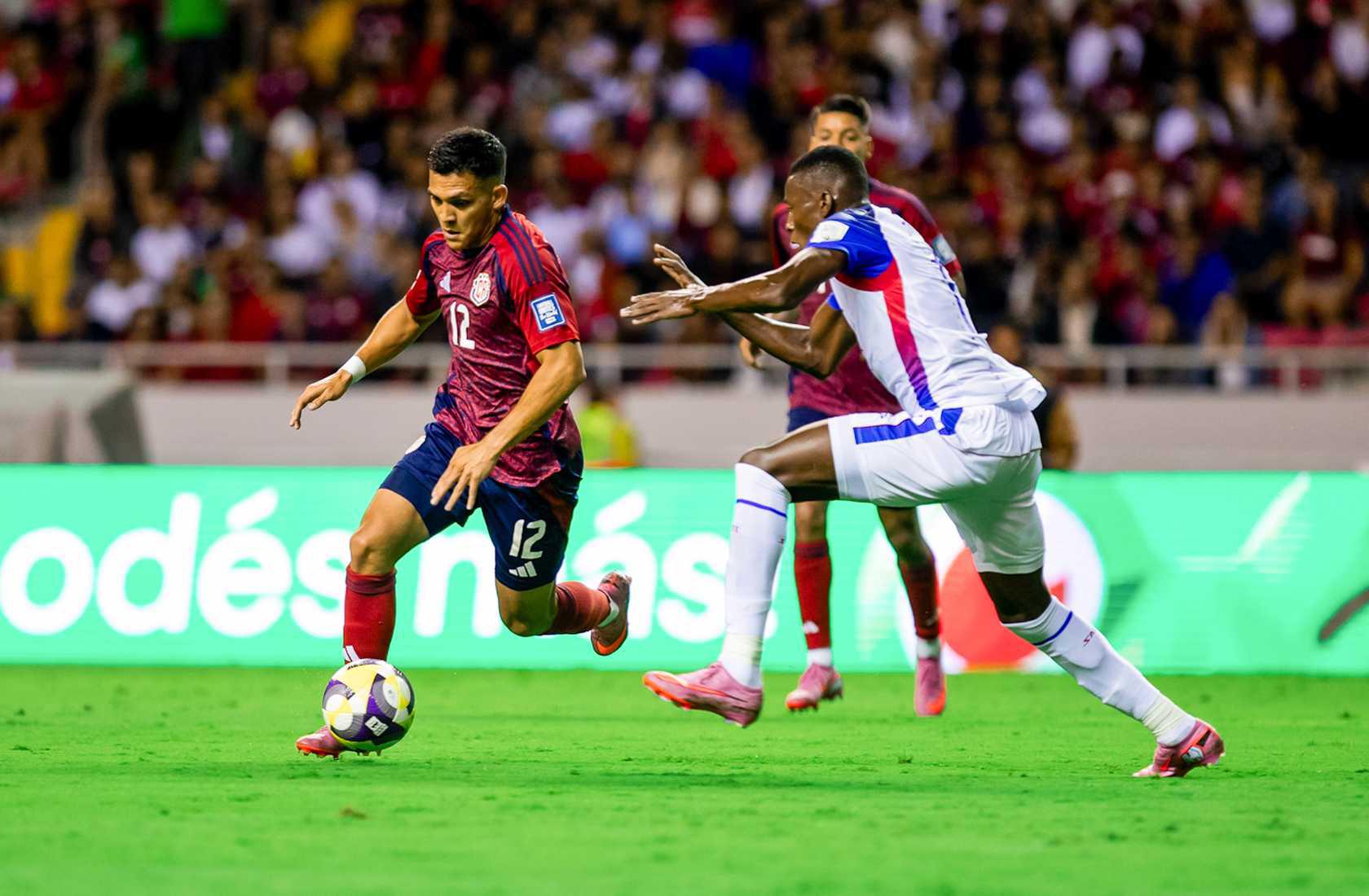 Alonso Martínez jugando con Costa Rica en la eliminatoria. Foto EFE.