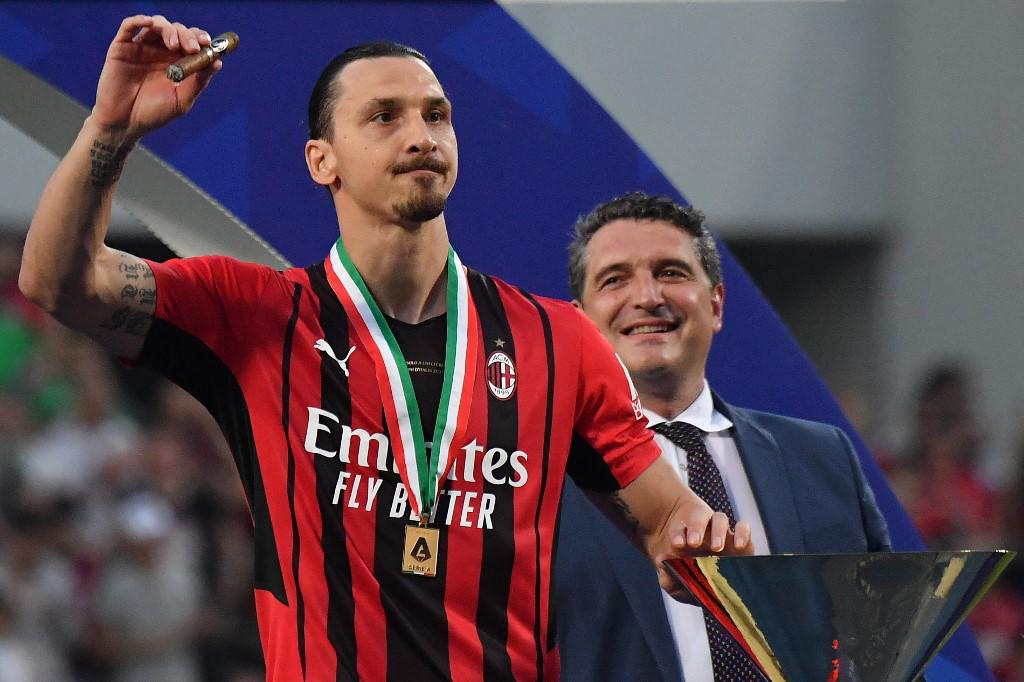 Fumándose un puro y bebiendo champagne: así fue Ibrahimovic a recoger su medalla de campeón en el festejo del AC Milan