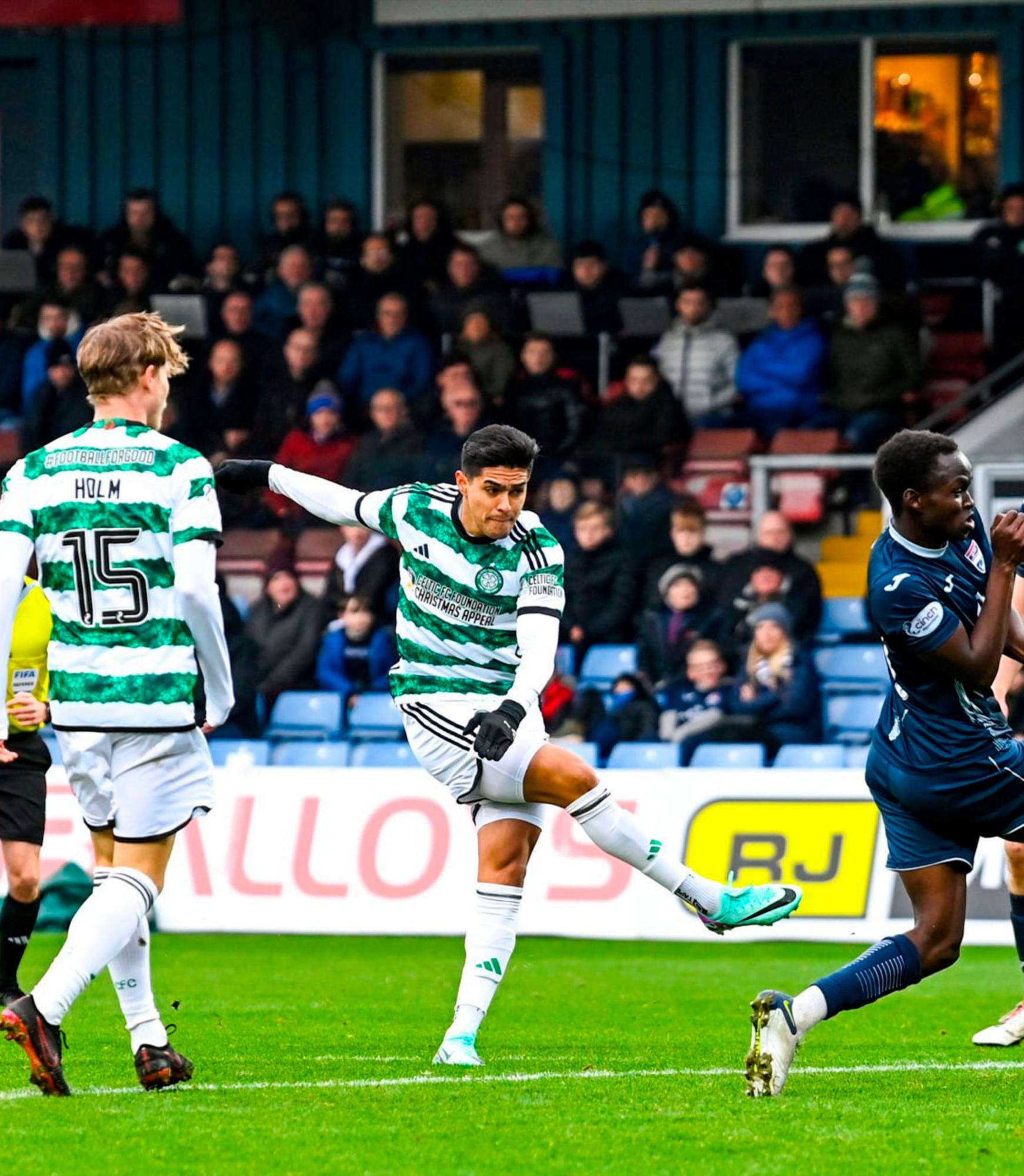 Momento exacto donde Luis Palma sacó un tremendo zapatazo para marcar un golazo con el Celtic de Escocia.