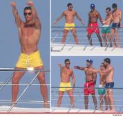 Recelo con su intimidad: Son contadas las personas que manejan información verosímil sobre Cristiano Ronaldo. El ariete se mueve en círculos extremadamente cerrados donde predominan familiares y, sobre todo, amigos portugueses, los mismos que asisten al palco de la estrella en el Bernabéu o le acompañan en vacaciones.