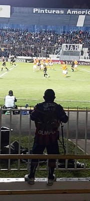 No se vio por TV: Con camiseta de Olimpia apoyando a Motagua, el beso y el 'invitado' en el palco