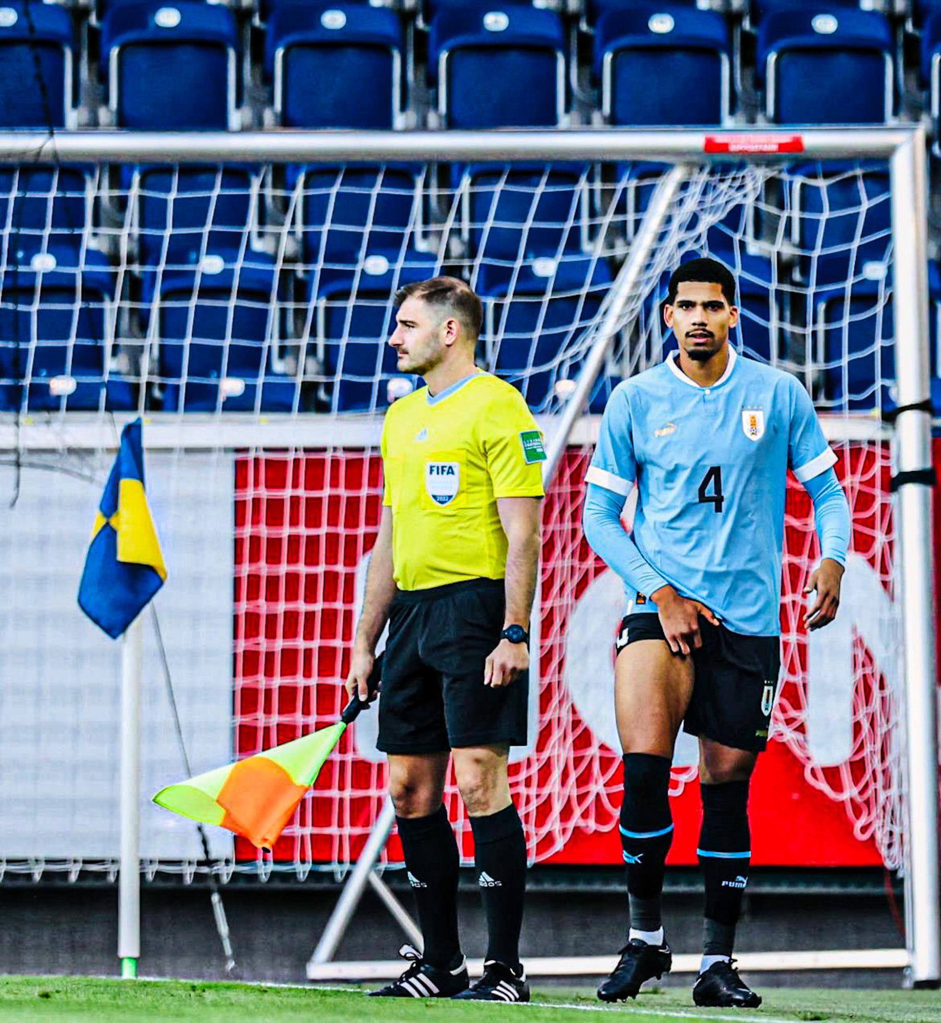 Araújo se marchó lesionado en el partido de Uruguay.
