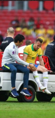 FOTOS: Así salió llorando Arthur luego que Romell Quioto lo lesionara en el Brasil-Honduras