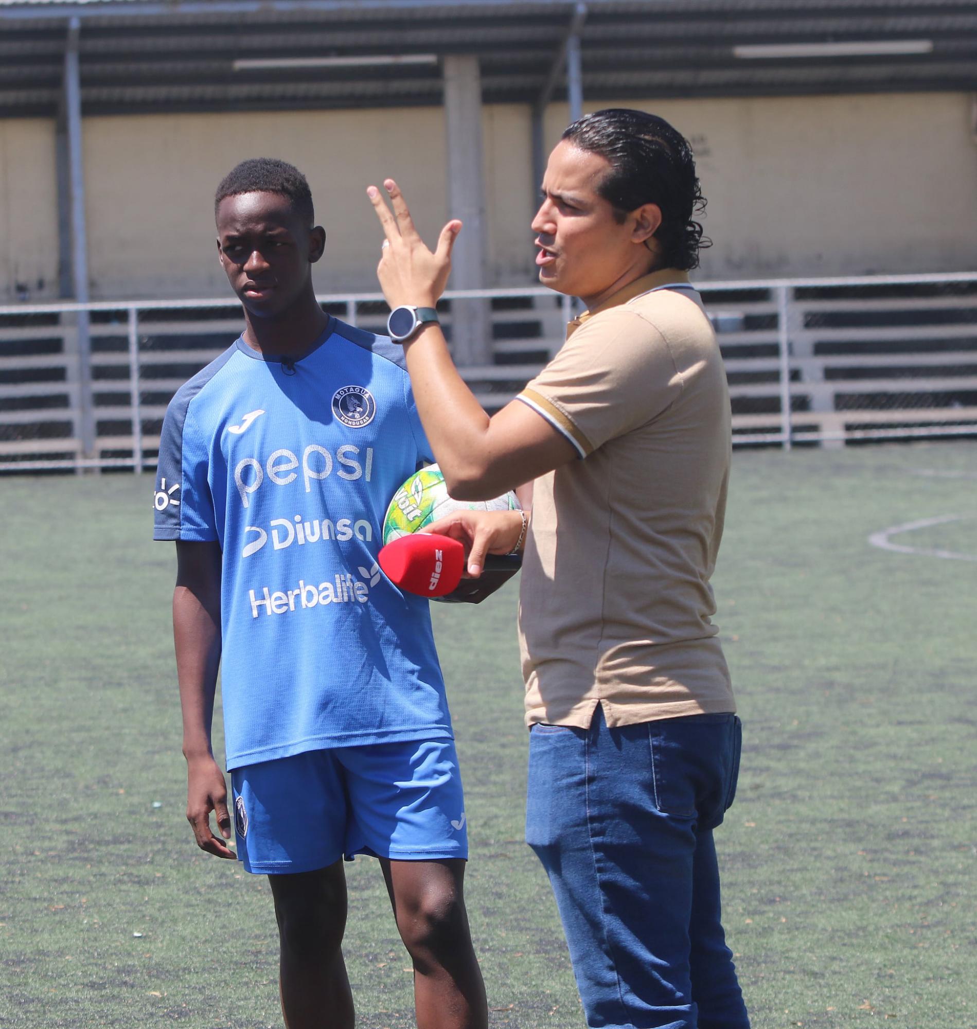 Victor Bustillo, periodista de DIEZ, habló con el joven Darell Oliva, el chico que hace los saques de banda más largos en el fútbol de Honduras. Foto: Alex Pérez.