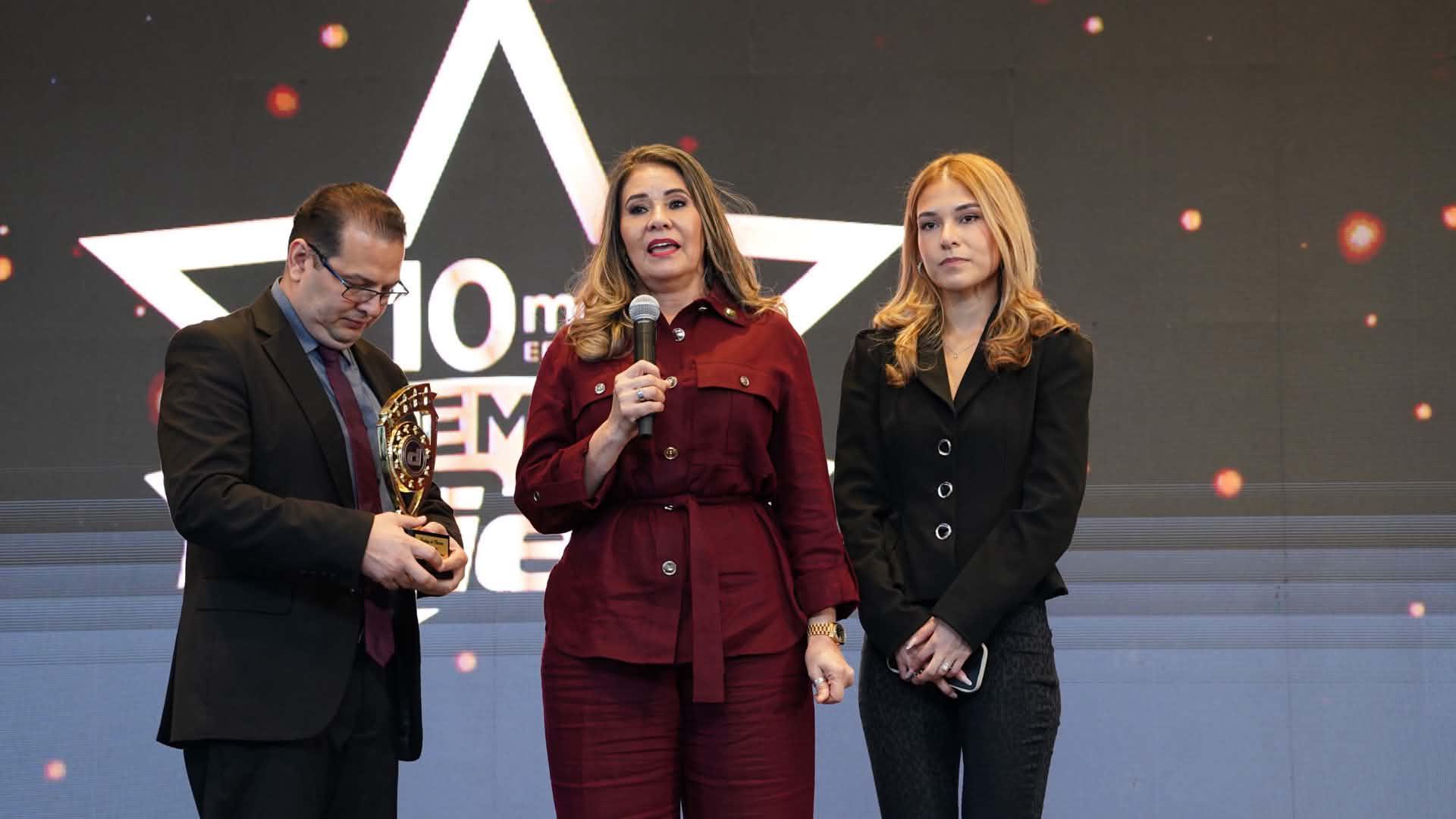 Aracely de Amaya recibió el presente de la mano de Arturo Nolasco, de GoTV.