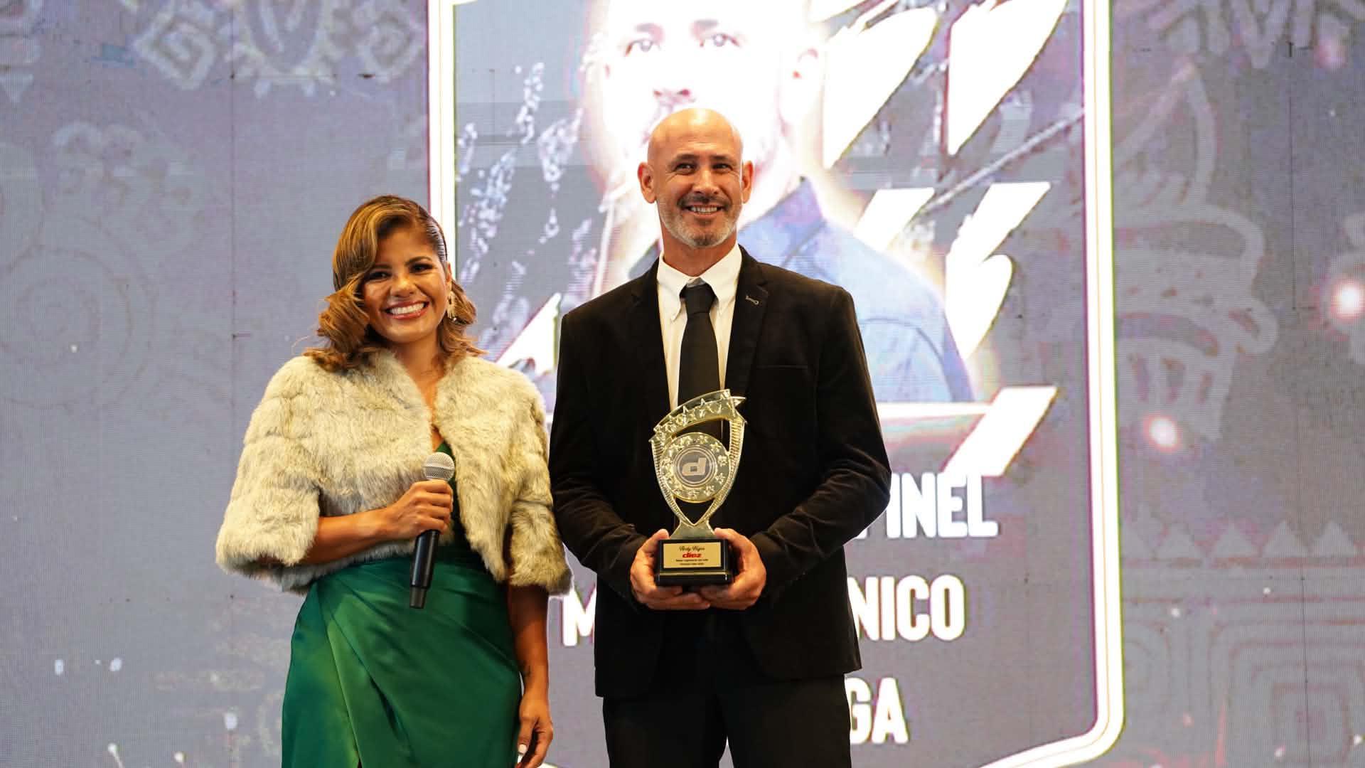 Tania Lozano, Gerente de Mercadeo de Banco LAFISE, le entregó el premio.