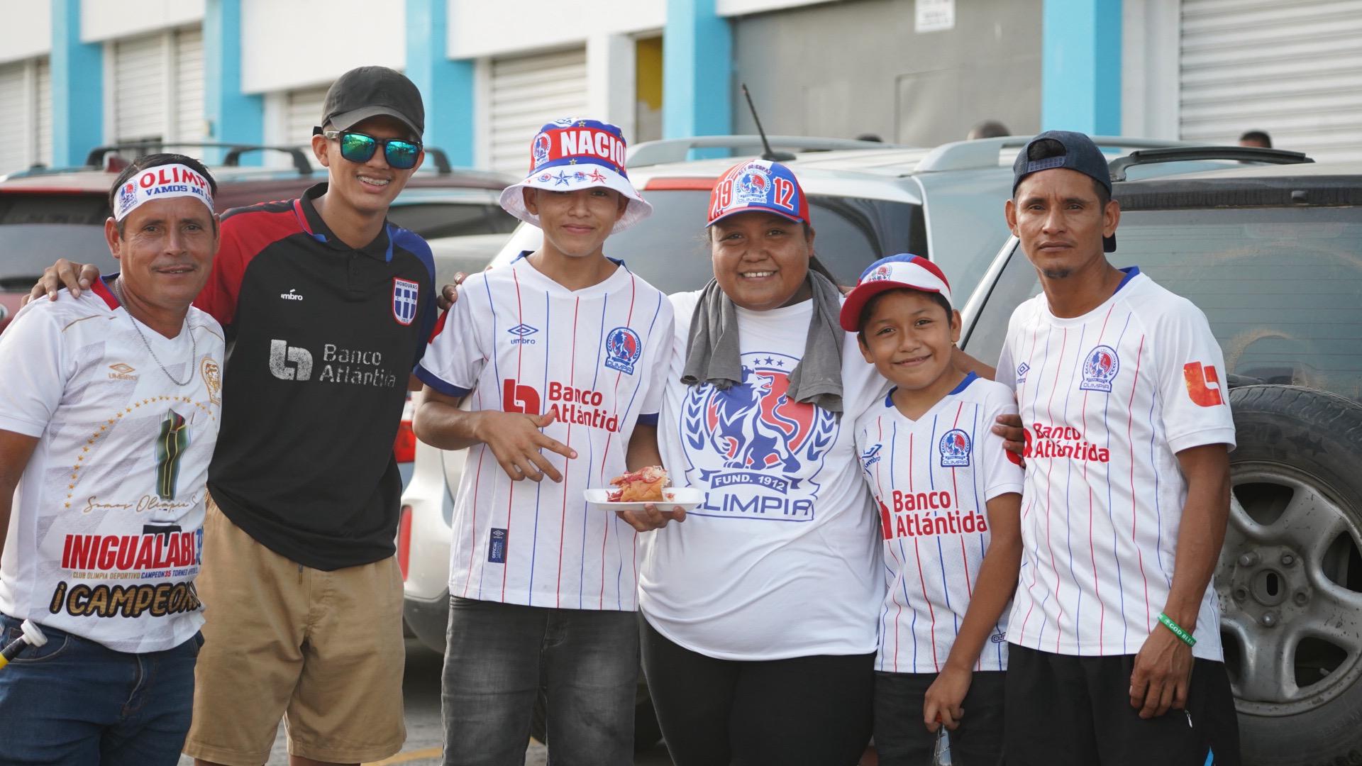 Con mucho orgullo posan con sus camisas del Olimpia.