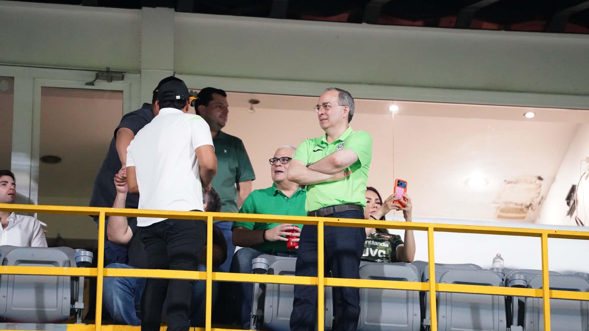 El presidente del Marathón, Daniel Otero, desde los palcos del estadio.