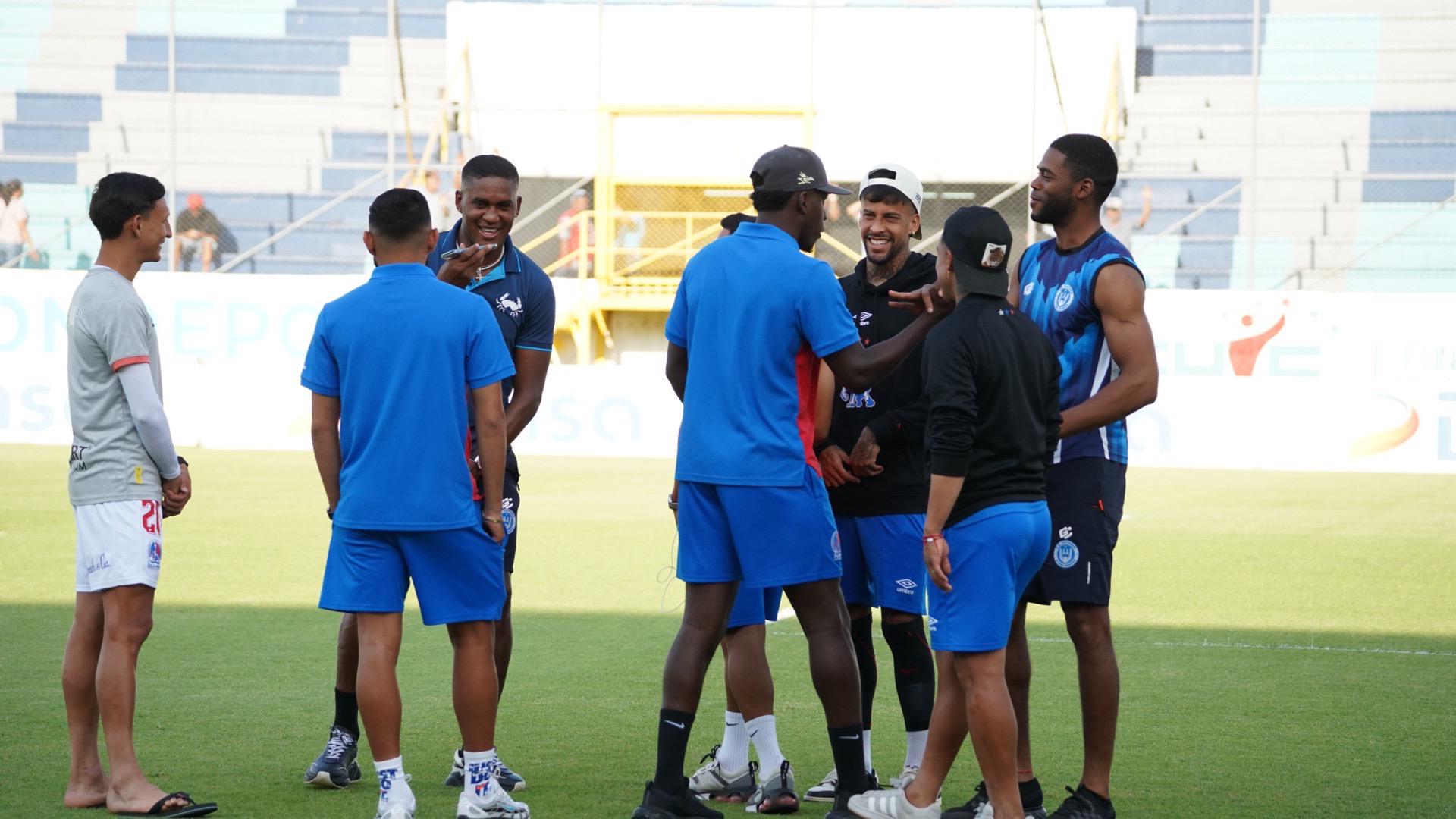 Beckeles bromea con sus excompañeros del Olimpia dentro de la cancha.