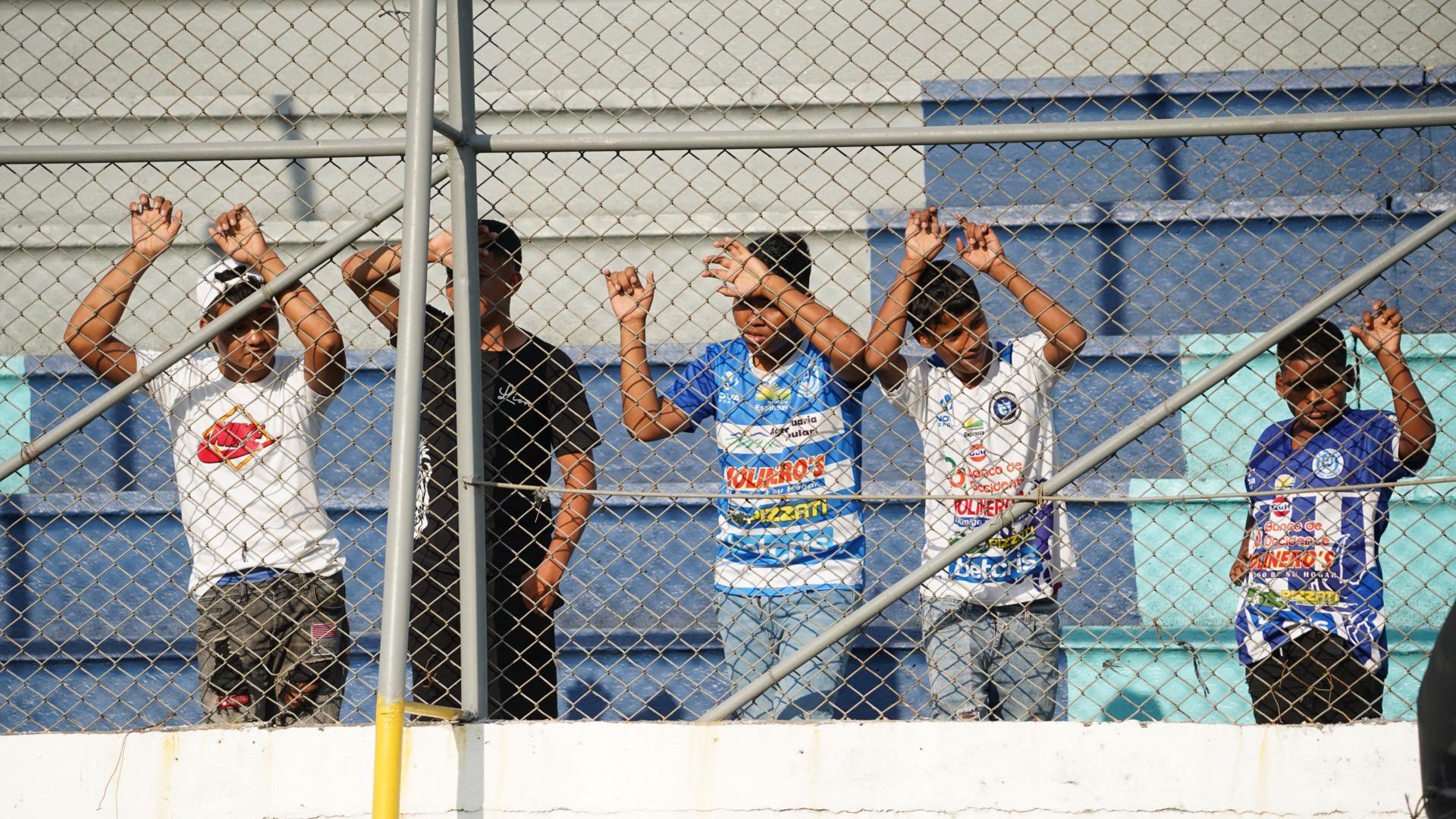 Aficionados del Victoria se encuentran esperando con ansias el inicio del partido.