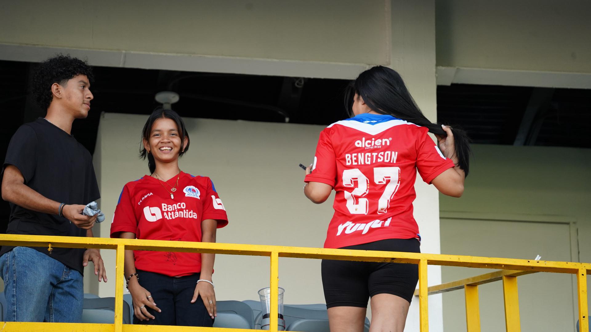 Los aficionados del Olimpia siguen llegando a todos los sectores del estadio Morazán.