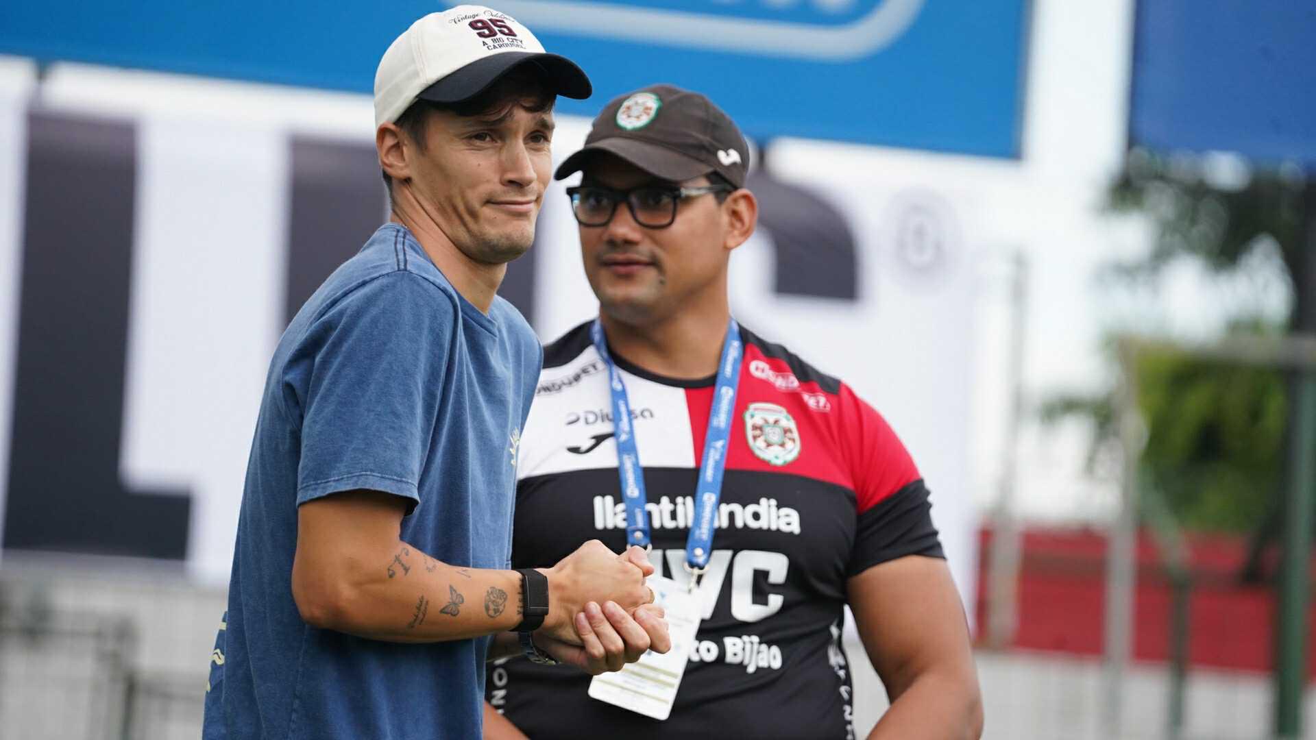 Brian Farioli, futbolista de Marathón, está lesionado y se hace presente para apoyar a sus compañeros. Foto Mauricio Ayala.