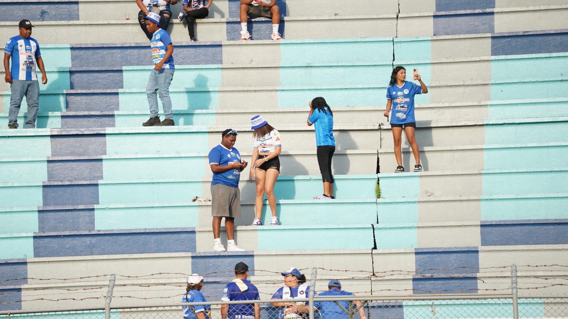 La barra ceibeña ya se instaló en el estadio Morazán.